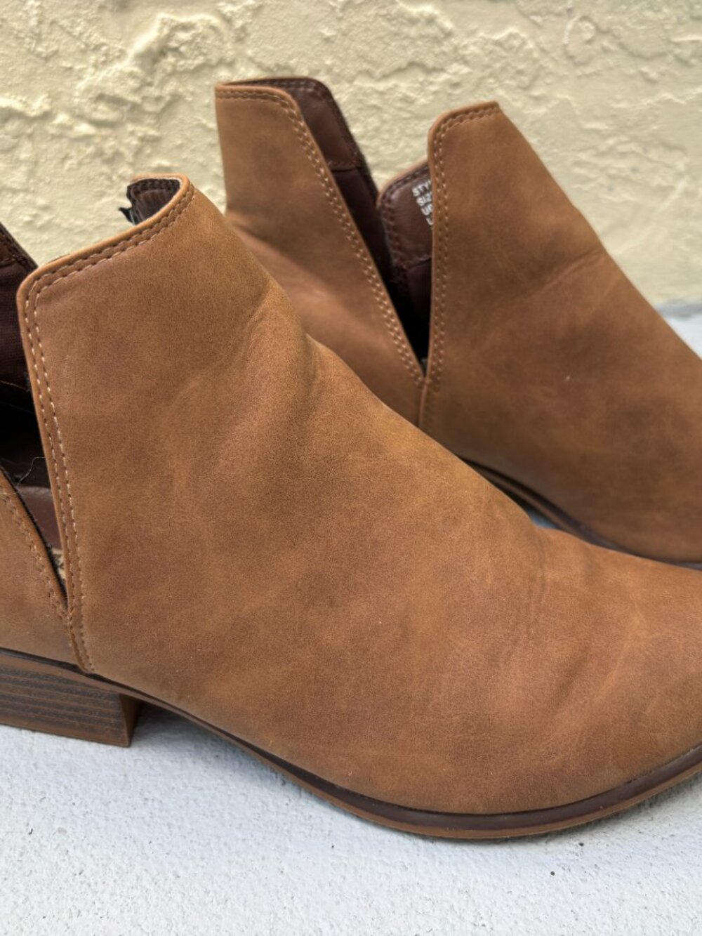 Crochet Women's Size 7 Brown Faux Suede Ankle Boots Low Block Heel V-Cut Booties